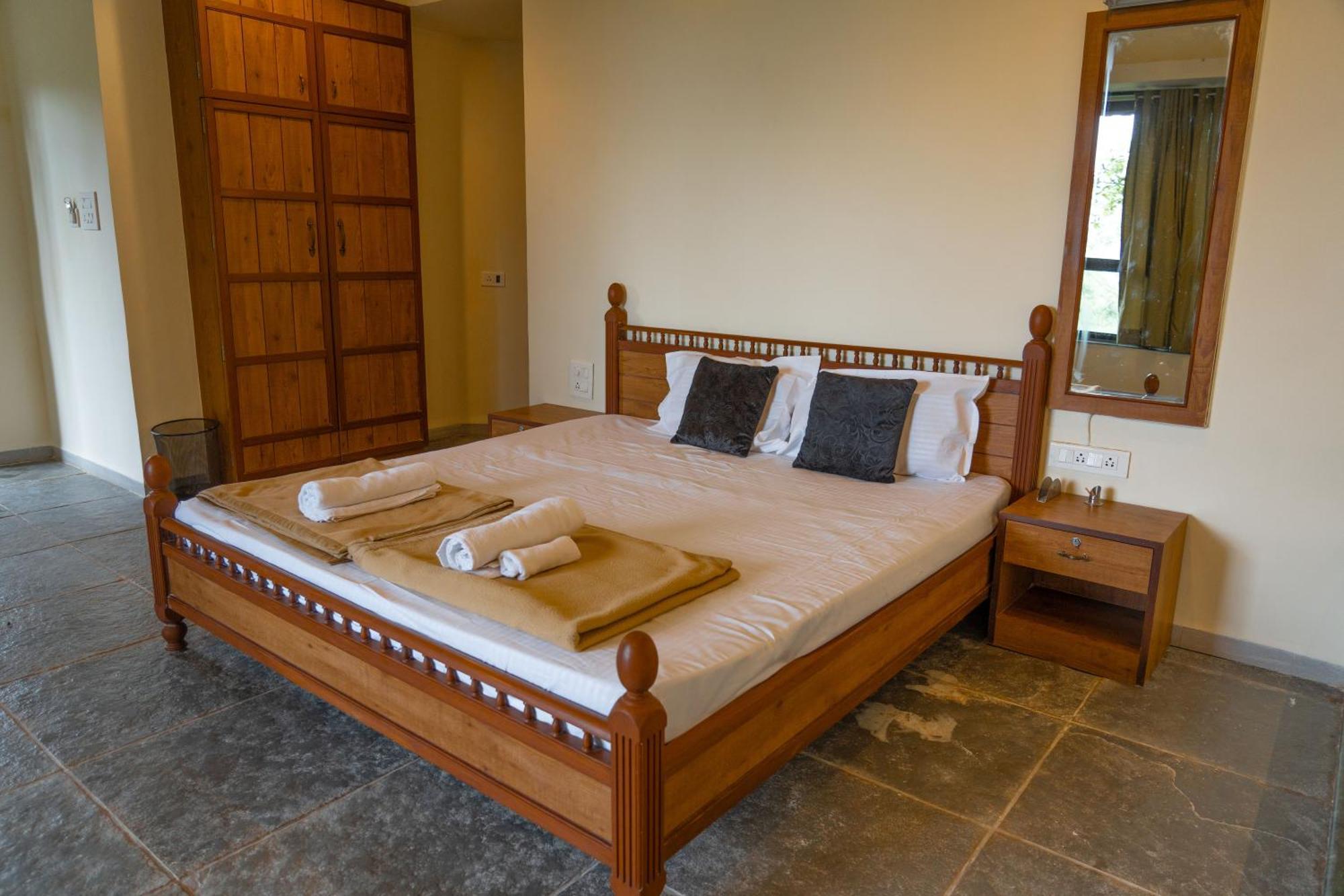 Rajlok Resorts Pune Eksteriør billede